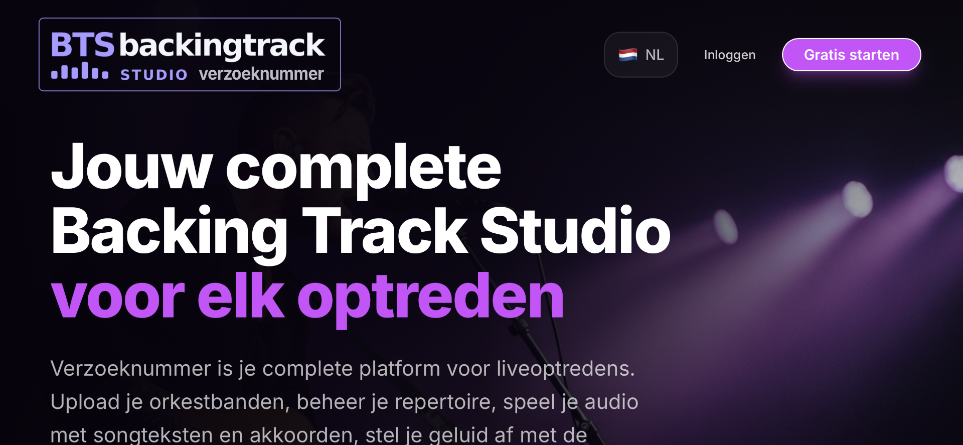 Jouw complete Backing Track Studio voor elk optreden” en microfoon op donkere achtergrond.